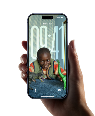 Une main tient un iPhone arborant le nouveau design avec Liquid Glass, où l’heure s’adapte de façon dynamique à l’image de l’écran verrouillé