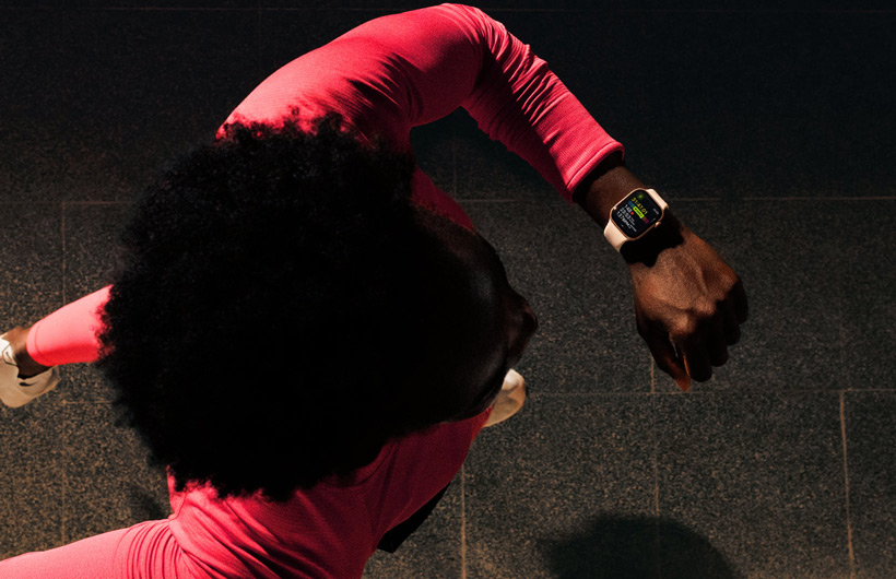 Pessoa a consultar o progresso na app Treino do Apple Watch Series 11 enquanto corre