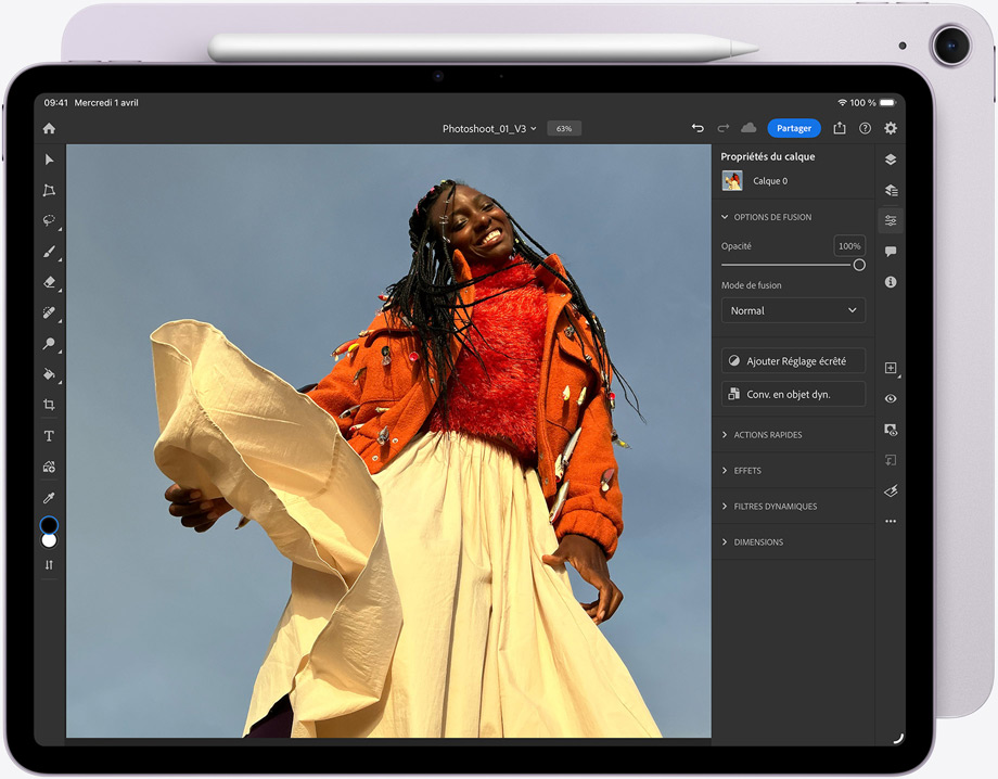 iPad Air, Apple Pencil Pro fixé au sommet, face avant, affichant Adobe Photoshop, image en cours de modification
