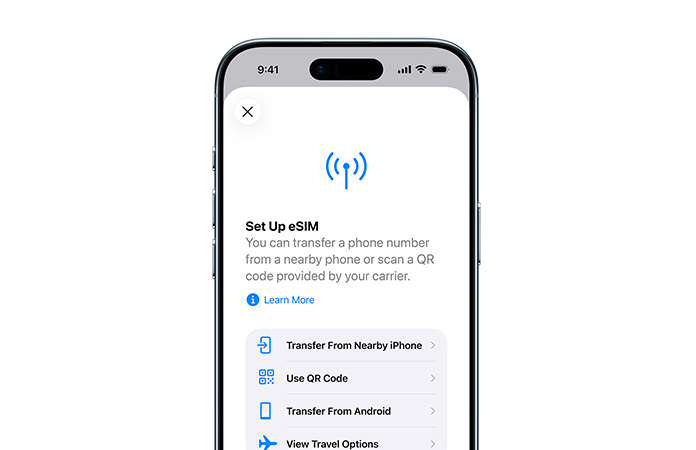 iPhone Air, eksterior depan, menggunakan fitur Atur Seluler untuk mentransfer nomor telepon dengan mudah menggunakan eSIM