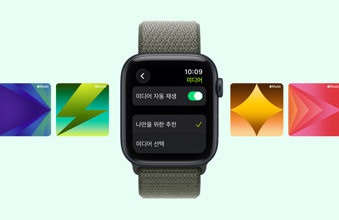 Apple Music 운동 플레이리스트 추천 항목이 보이는 미드나이트 색상 알루미늄 케이스의 Apple Watch SE 3, 그리고 포레스트 색상 스포츠 루프
