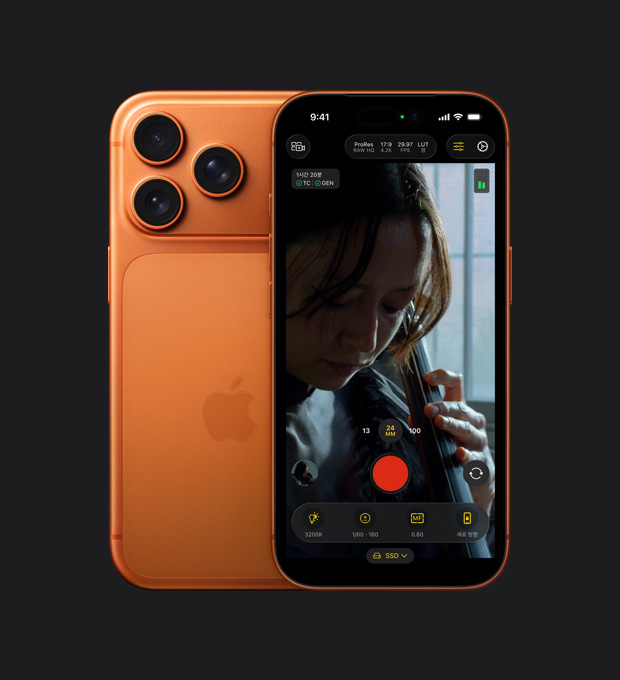첼로를 연주 중인 여성을 촬영하면서 ProRes RAW 기능을 보여주는 iPhone 17 Pro의 화면