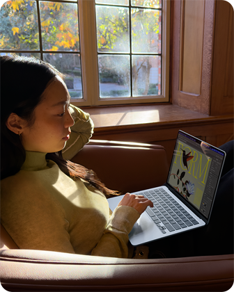 شخص يستخدم جهاز MacBook Air وهو جالس على كرسي