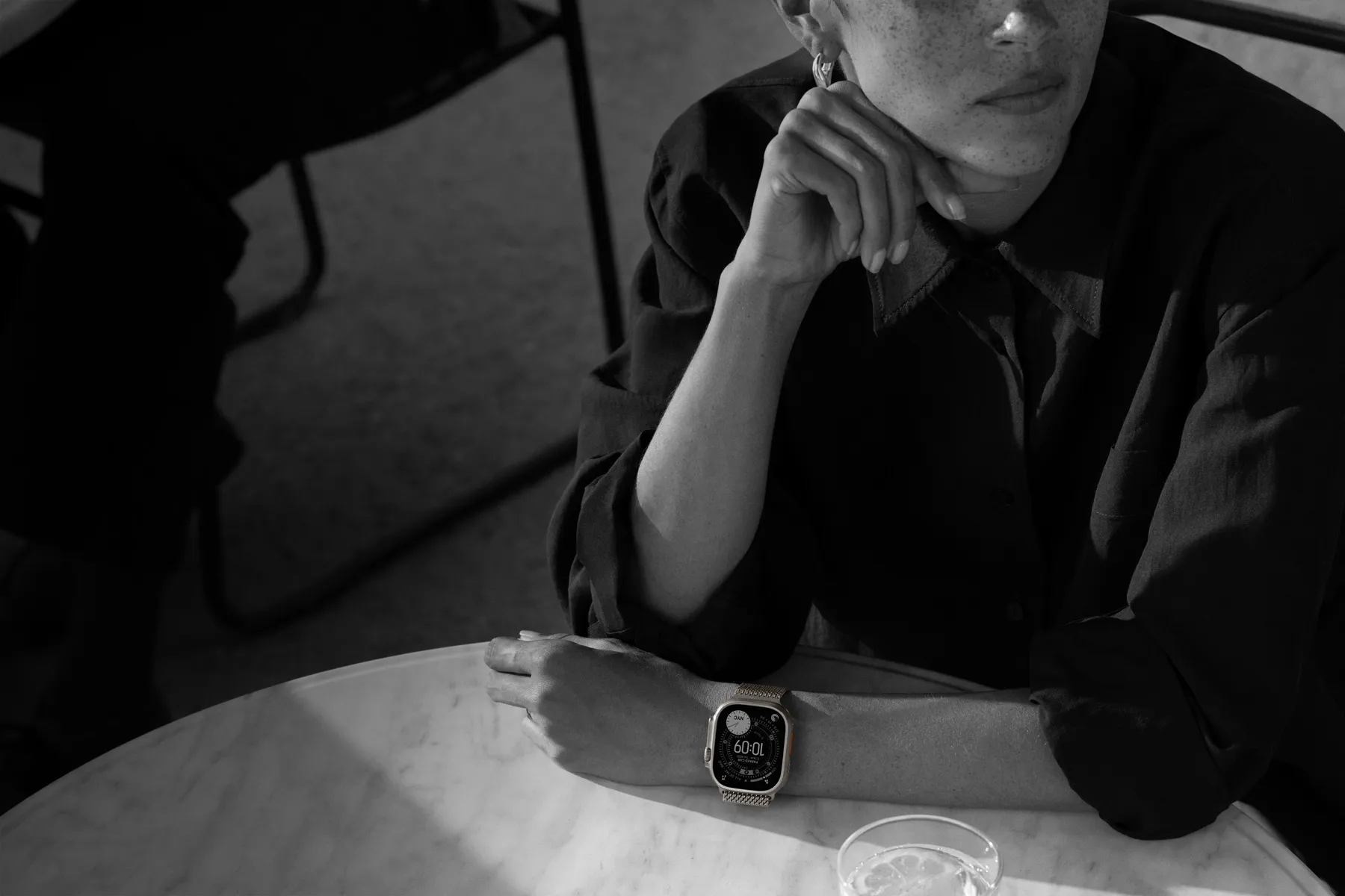 一個人外出晚餐時，戴著 Apple Watch Ultra 3