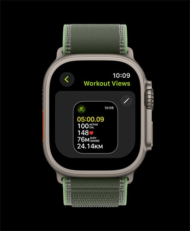 Apple Watch Ultra 3 z kopertą z tytanu w kolorze naturalnym, funkcja Widoki treningu, zegarek ma opaskę Trail w kolorze niebieskim/jaskrawoniebieskim