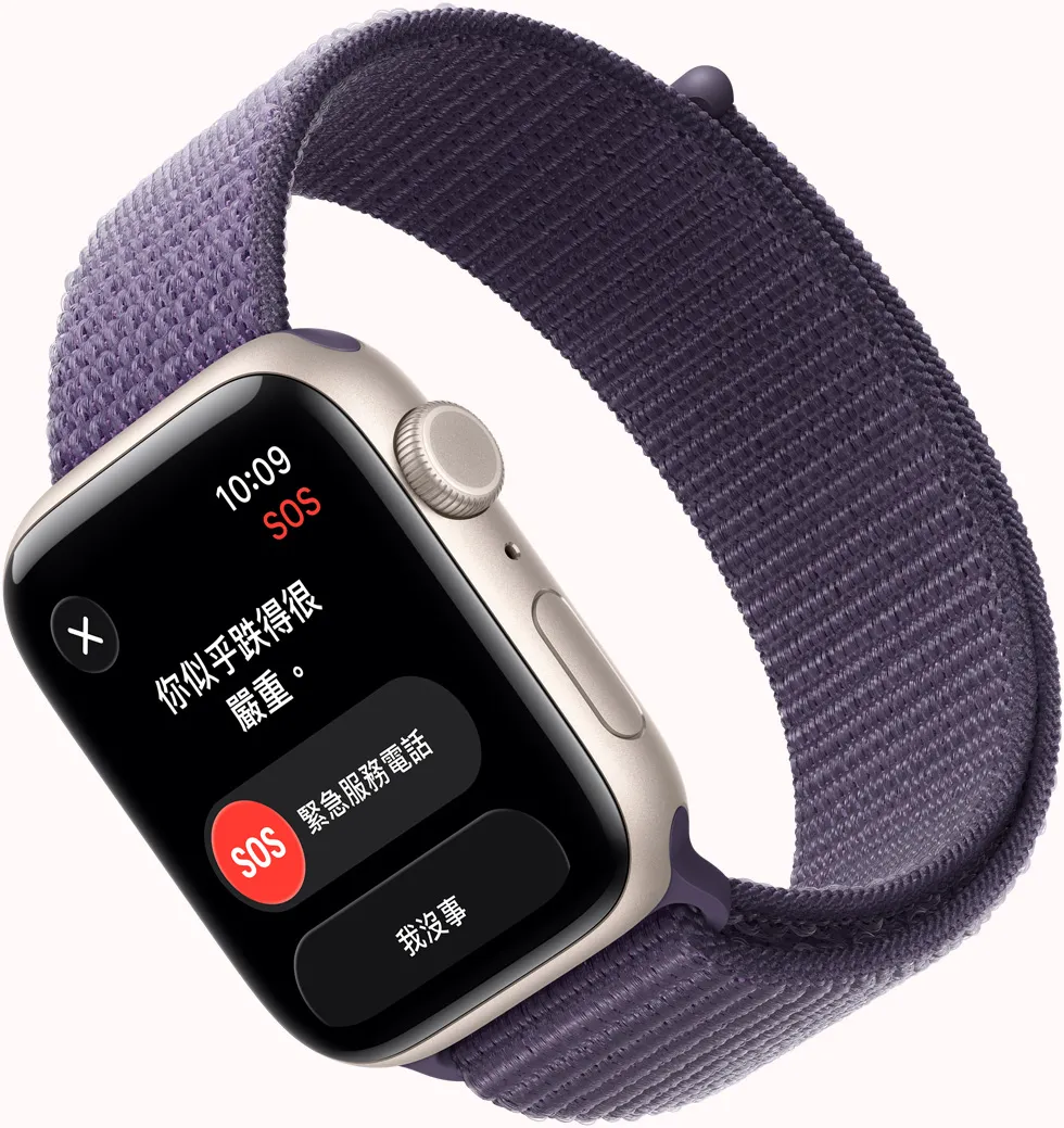 Apple Watch SE 3，展示星光色鋁金屬錶殼，搭配霧紫色運動型錶環，螢幕顯示 SOS 跌倒偵測通知、緊急服務電話按鈕，機身右側展示數位錶冠、麥克風、側邊按鈕