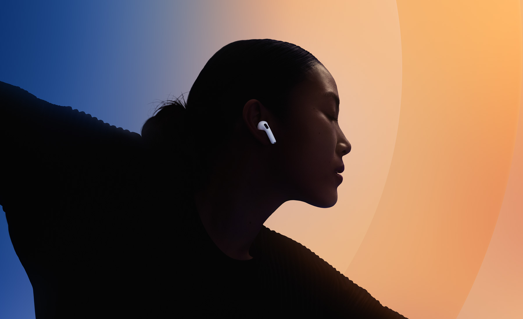 Άτομο που χορεύει φορώντας τα AirPods 4.