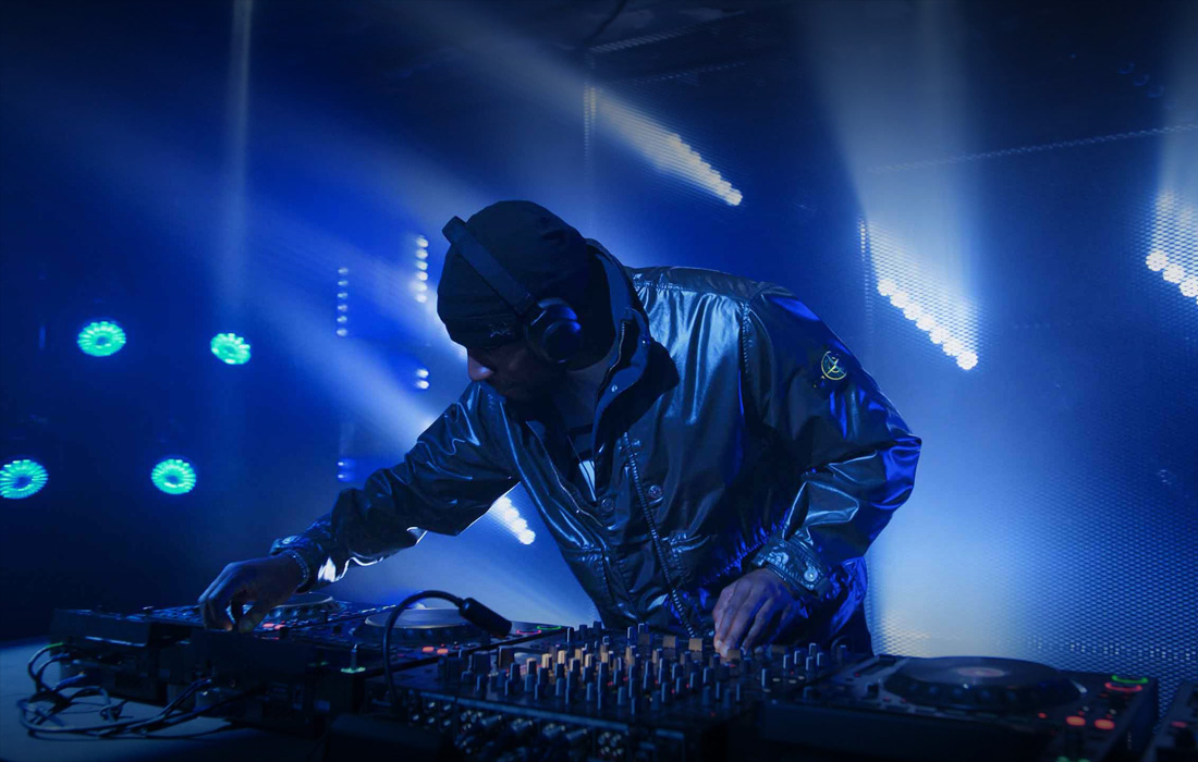 DJ vystupujúci na koncerte.