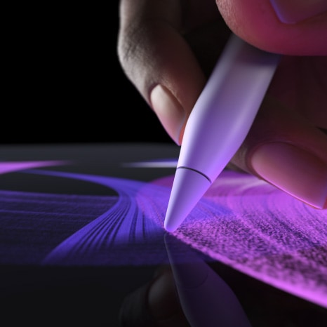 Egy ember Apple Pencil Prót használ, élénk ecsetvonást húz