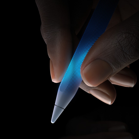 Egy ember Apple Pencil Prót használ, bemutatva, hogy az Apple Pencil hegye feletti rész érintésérzékeny, és fizikai visszajelzést ad