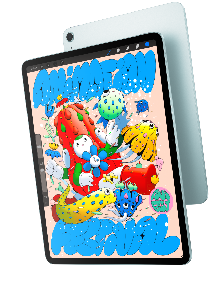 13 hüvelykes iPad Air szemből, kijelzőjén a Procreate alkalmazással, átfedésben egy hátoldalát mutató kék iPad Airrel