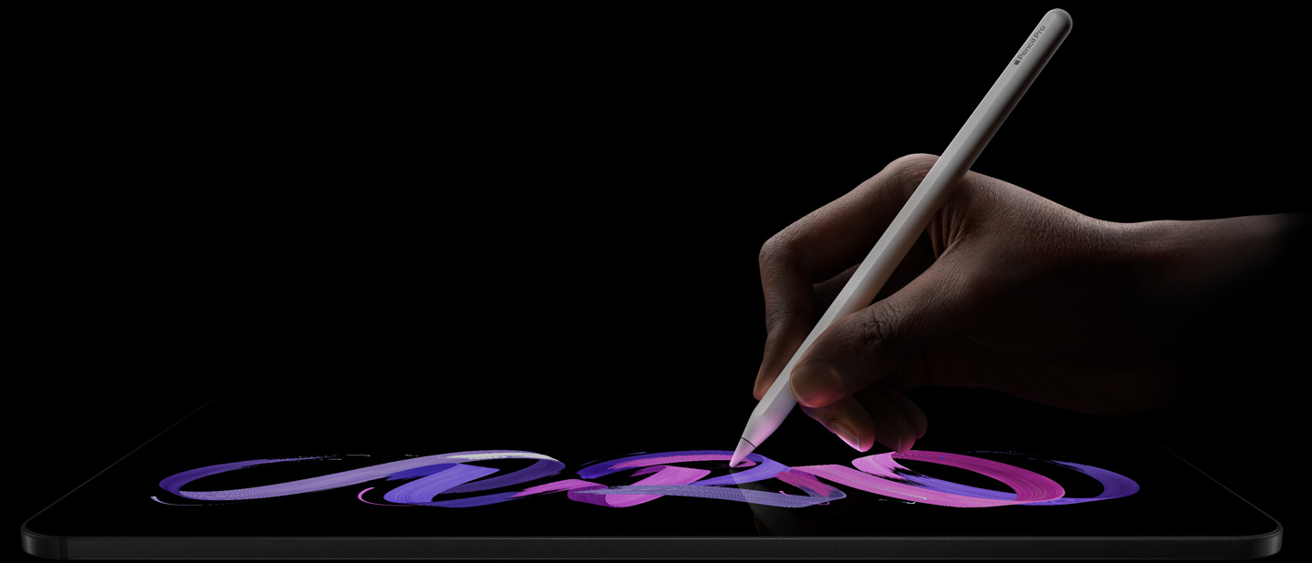 iPad Pro, face avant, orientation paysage, profil, noir sidéral, main tenant un Apple Pencil Pro, blanc, dessinant un motif abstrait mauve et rose sur l’écran