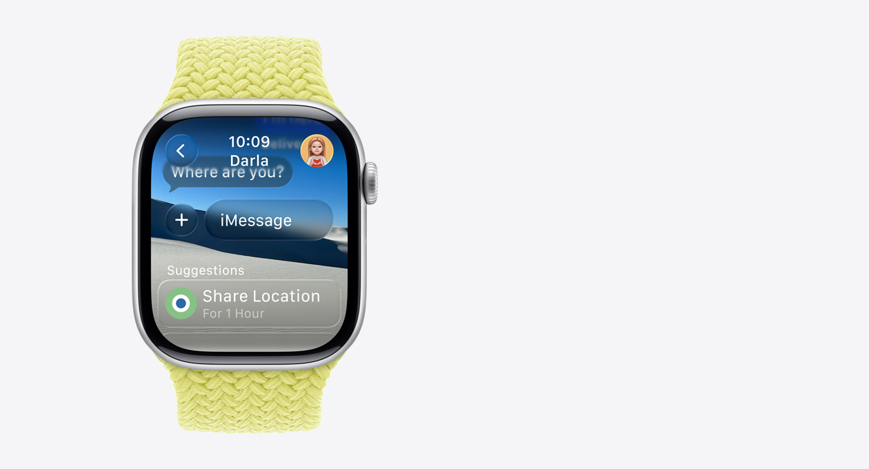 페리윙클 밴드가 매치된 실버 색상의 Apple Watch, 화면에는 어디야?라는 반투명 메시지가 표시되며, 그 아래에는 제안이라는 단어와 함께 1시간 동안 위치 공유라는 스마트 동작 제안이 표시되는 모습